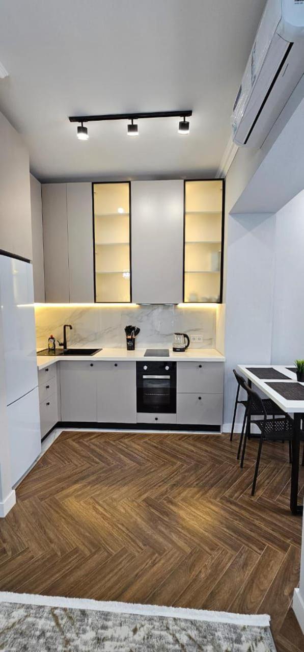 77 с панорамными окнами вид на горы Apartment